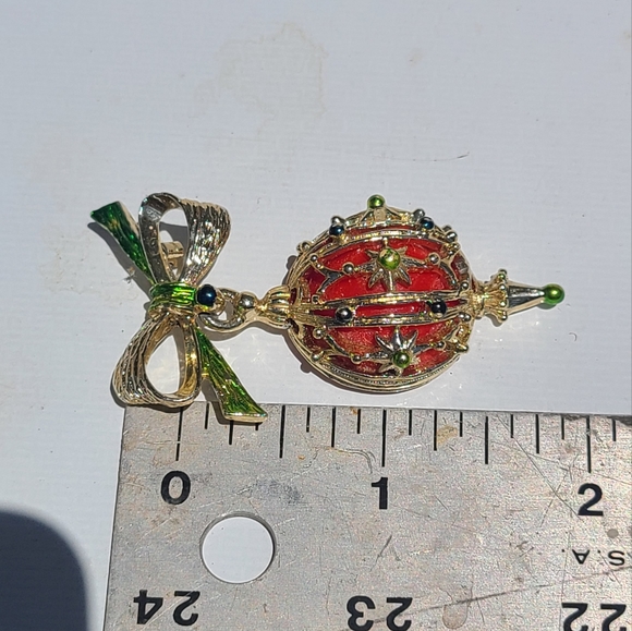Vintage Gold Tone And Red And Green Enamel Christmas Ornament Dangle Brooch - Picture 4 of 4
